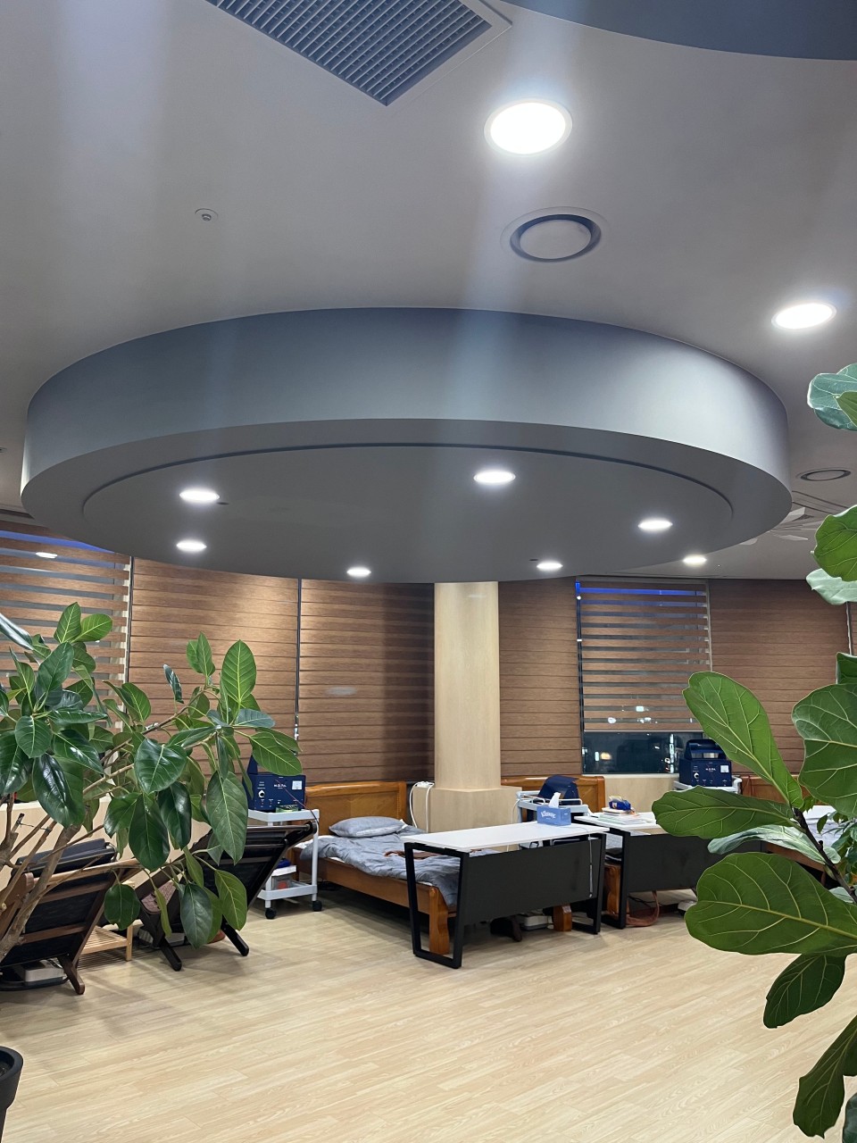 좌측 큰 컬럼 이미지